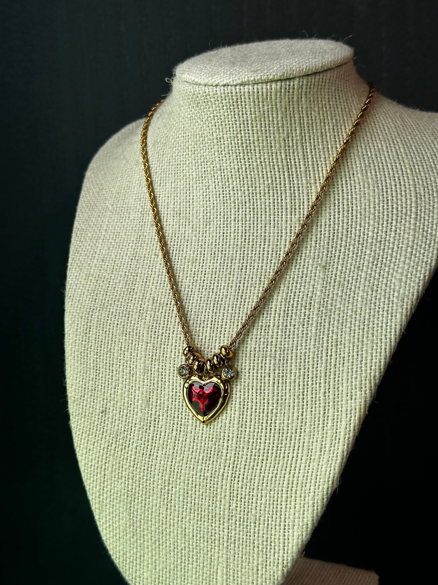 Corazón rojo necklace